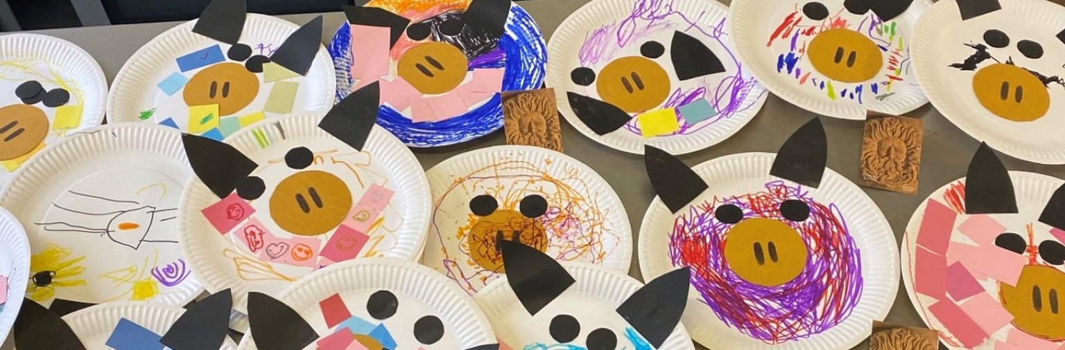Image: Paper plates with a pig design